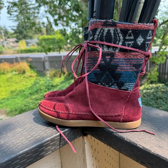 Toms Women’s Red Suede Aztec Print Faux Fur Wrap Laces‎ Moccasin Boots Size 6.5 - Picture 4 of 9